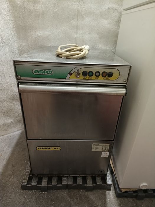 Máquina de lavar chávenas e copos