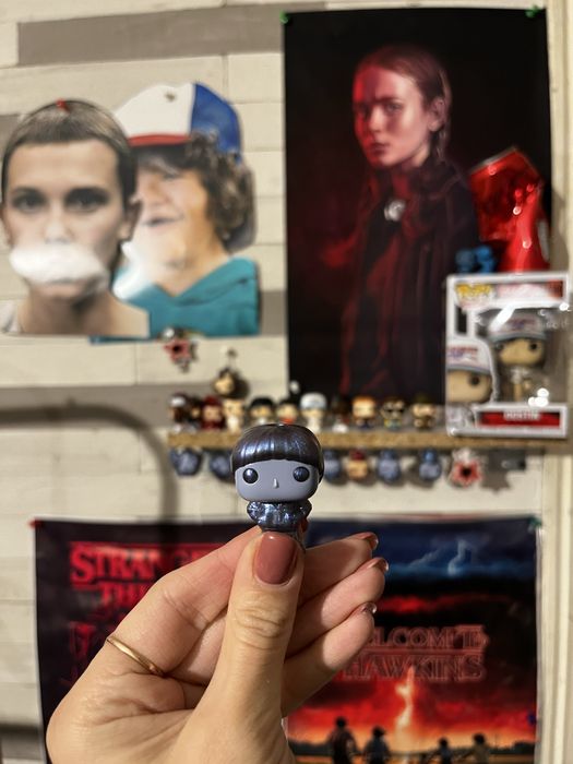 Продам  фигурки kinder joy stranger things