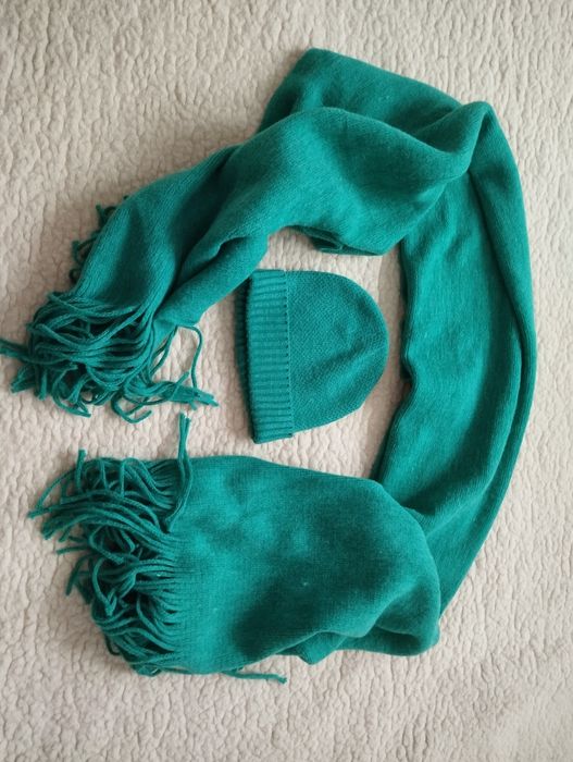 Zestaw czapka i duży szalik z frędzlami