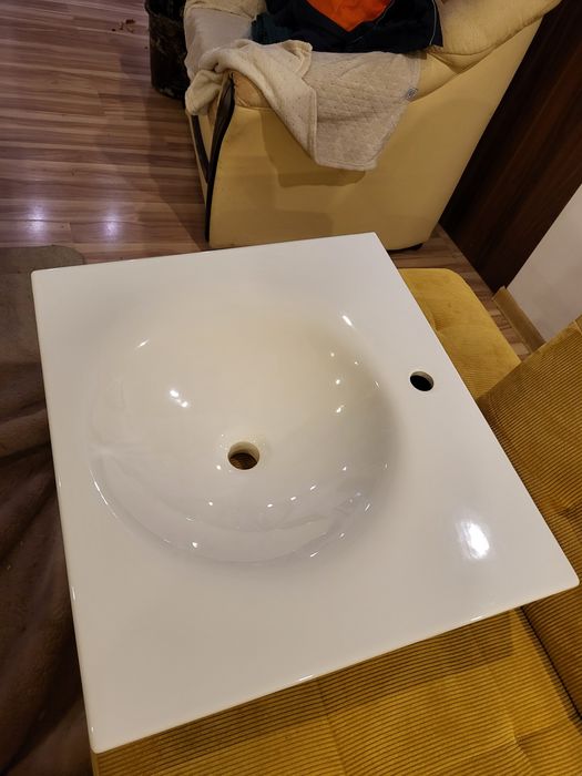 Nowy ładny stylistycznie zlew do łazienki