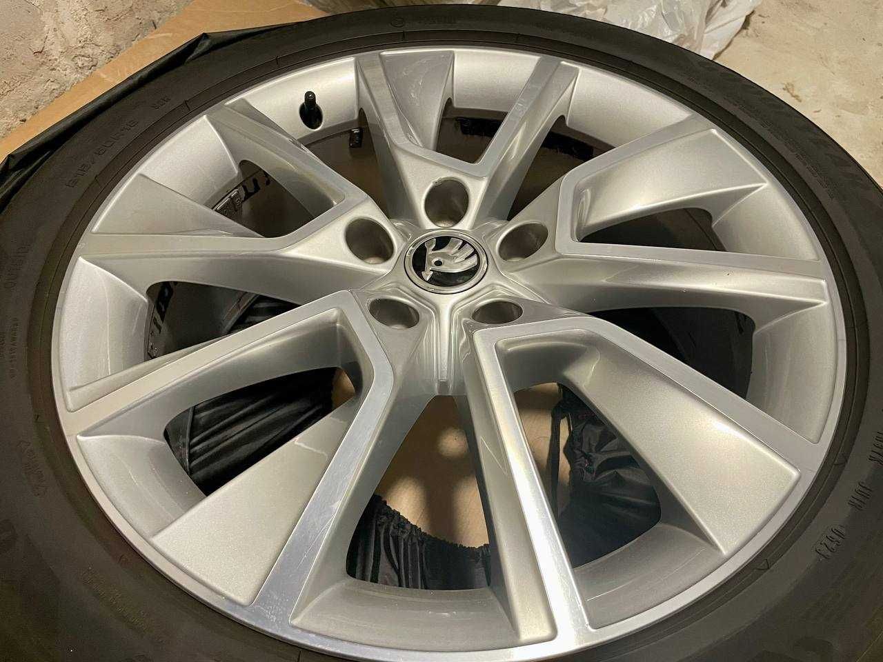 Комплект оригінальних коліс літо Goodyear R18 215/50 з дисками Skoda