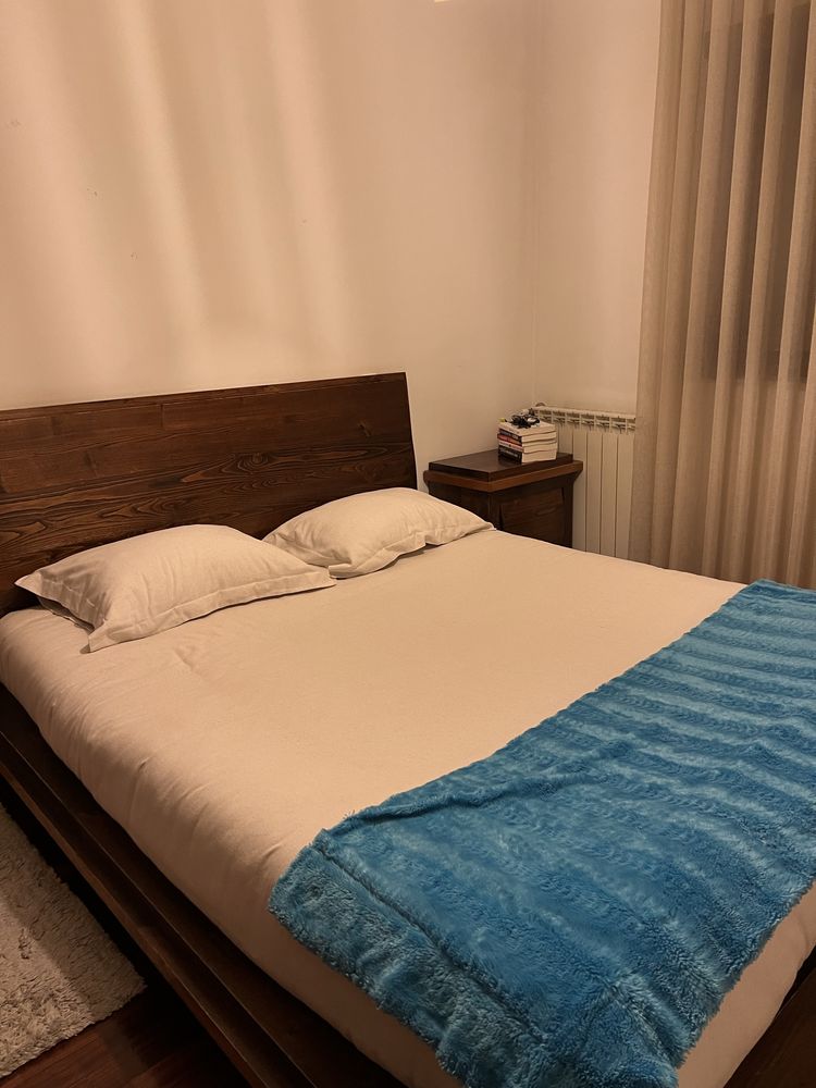 Cama de Casal  + Mesa Cabeceira
