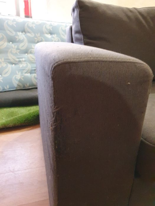 Sofá castanho sala