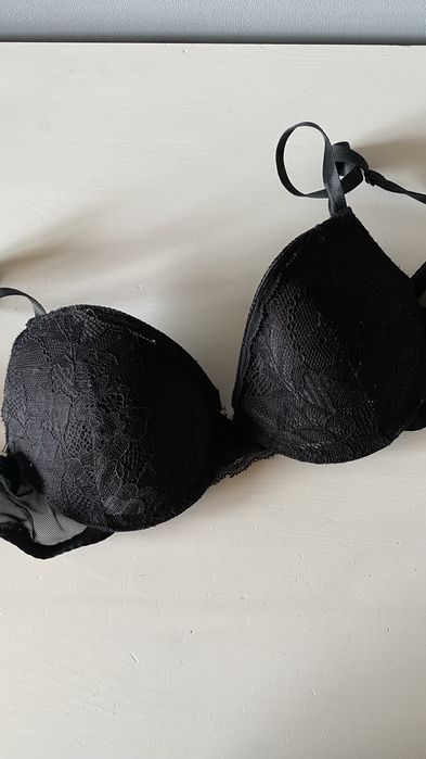 Biustonosz czarny w koronkę 65c