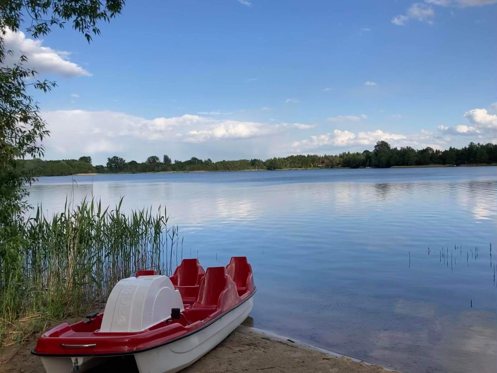 Domek nad jeziorem Głuszyńskim w pierwszej linii brzegowej