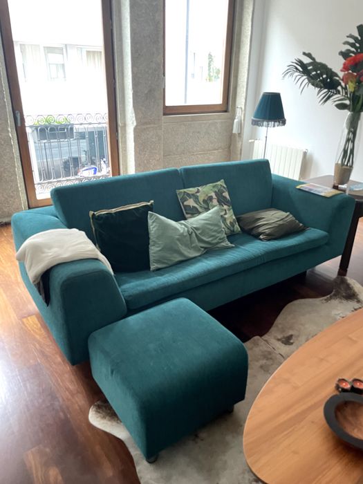 Sofá de sala de 2 lugares com puff