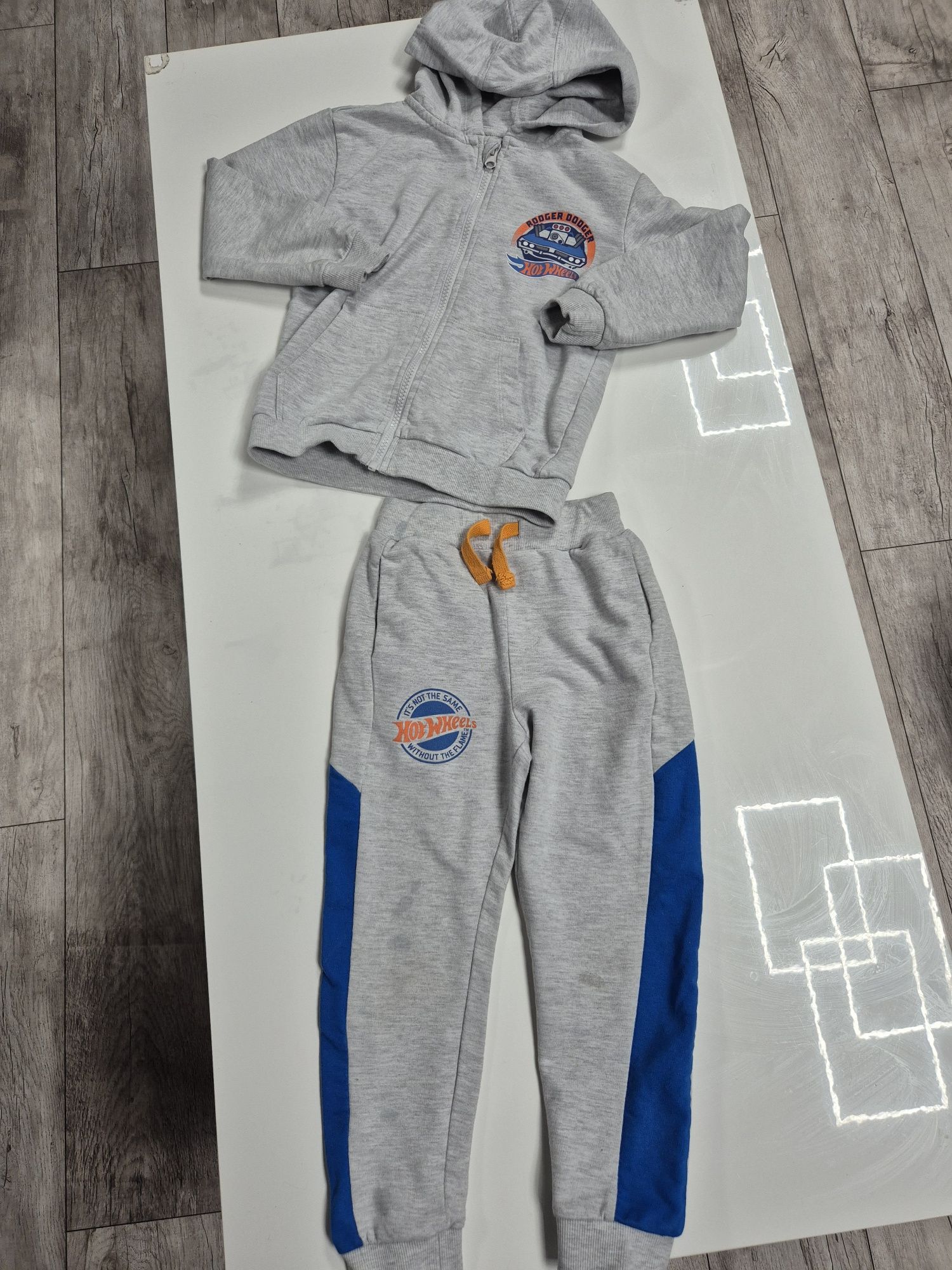 Dres chlopiecy Hot Wheels Sinsay rozmiar 122