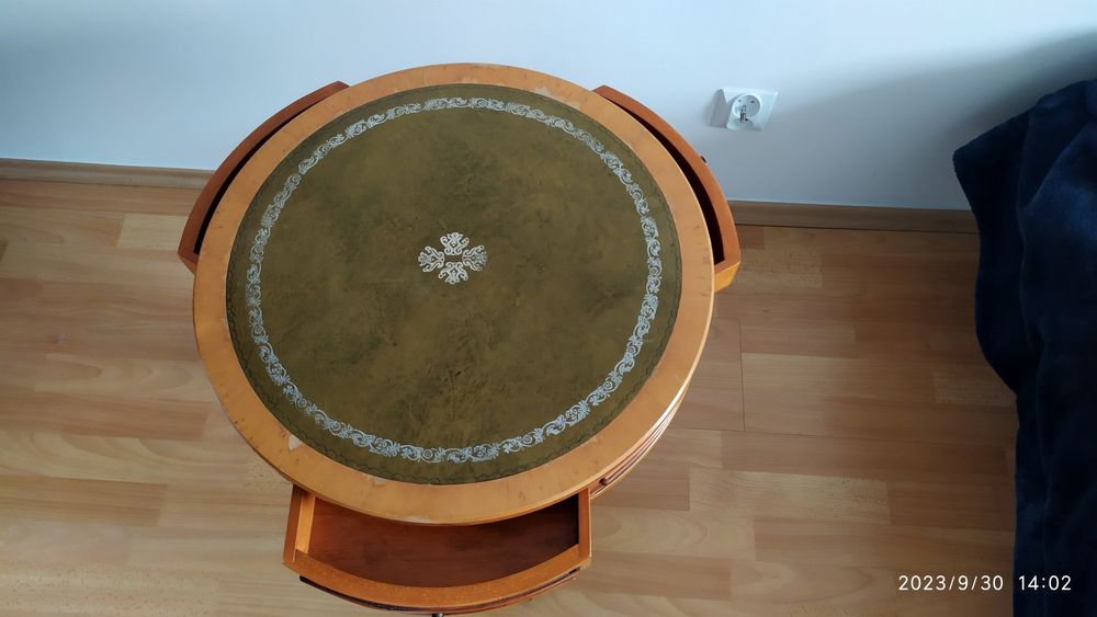 Stylowy stolik z szufladkami