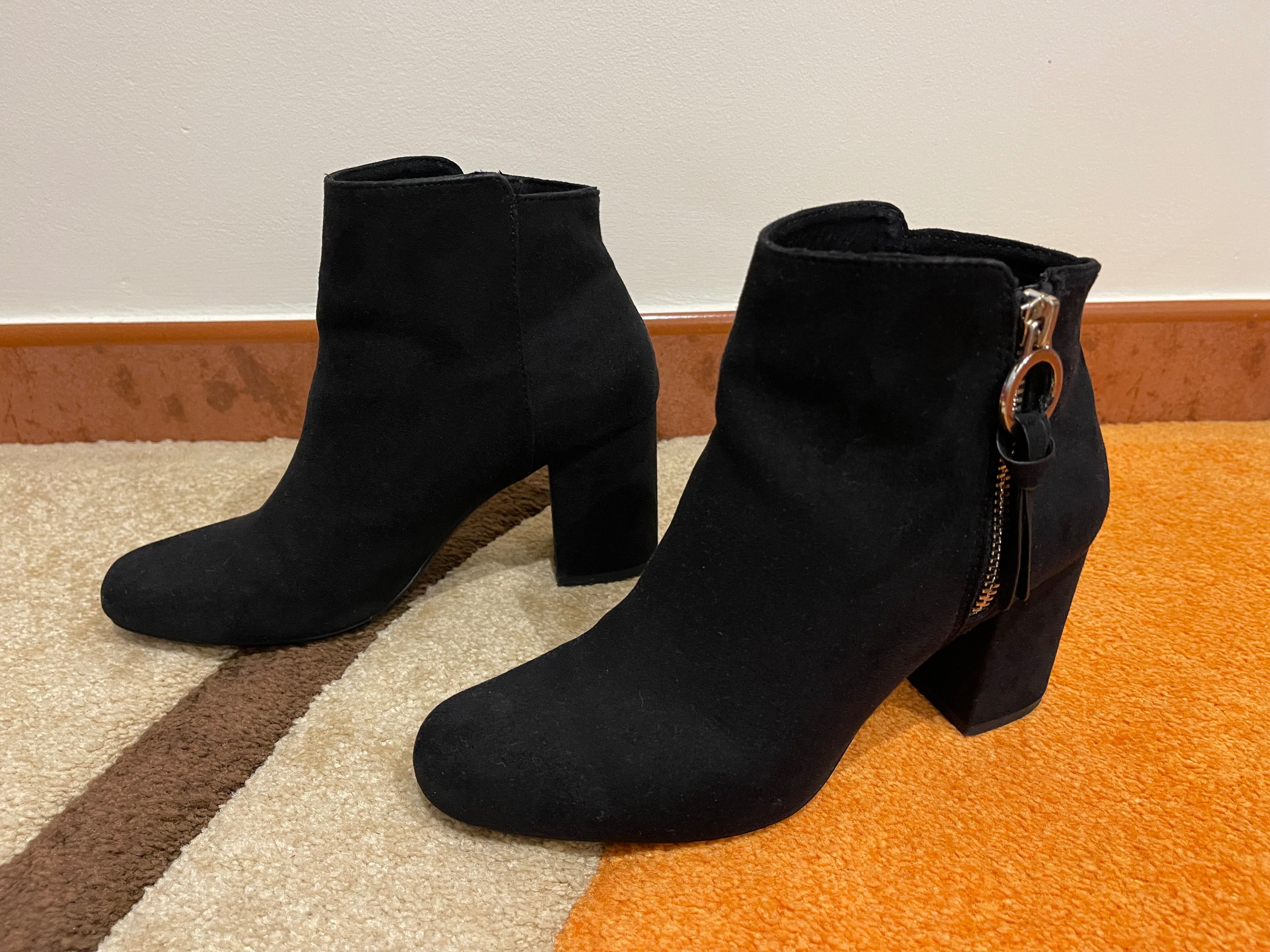 Botas tacão preto com fecho lateral