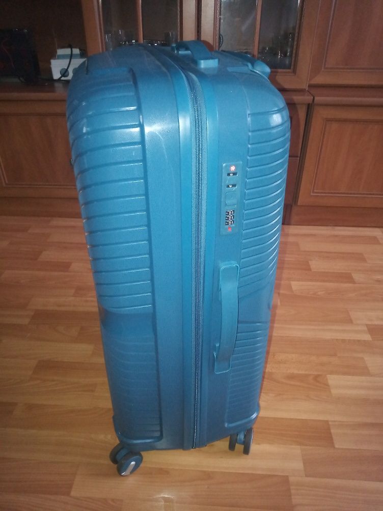 Продам чемодан пластиковый новый