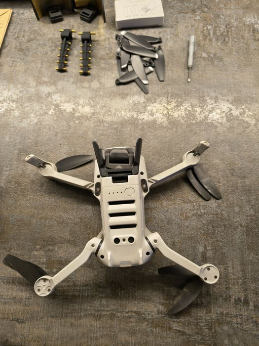 Dron Dji Mavic Mini 2 baterie hub