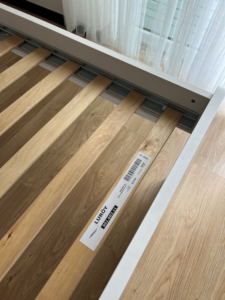 Cama solteiro branca com estrado incluído