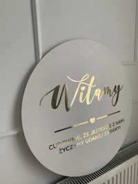 Biała tablica powitalna ze złotym lustrzanym napisem Ślub Wesele