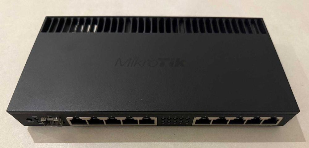 Roteador MikroTik RB4011iGS+RM