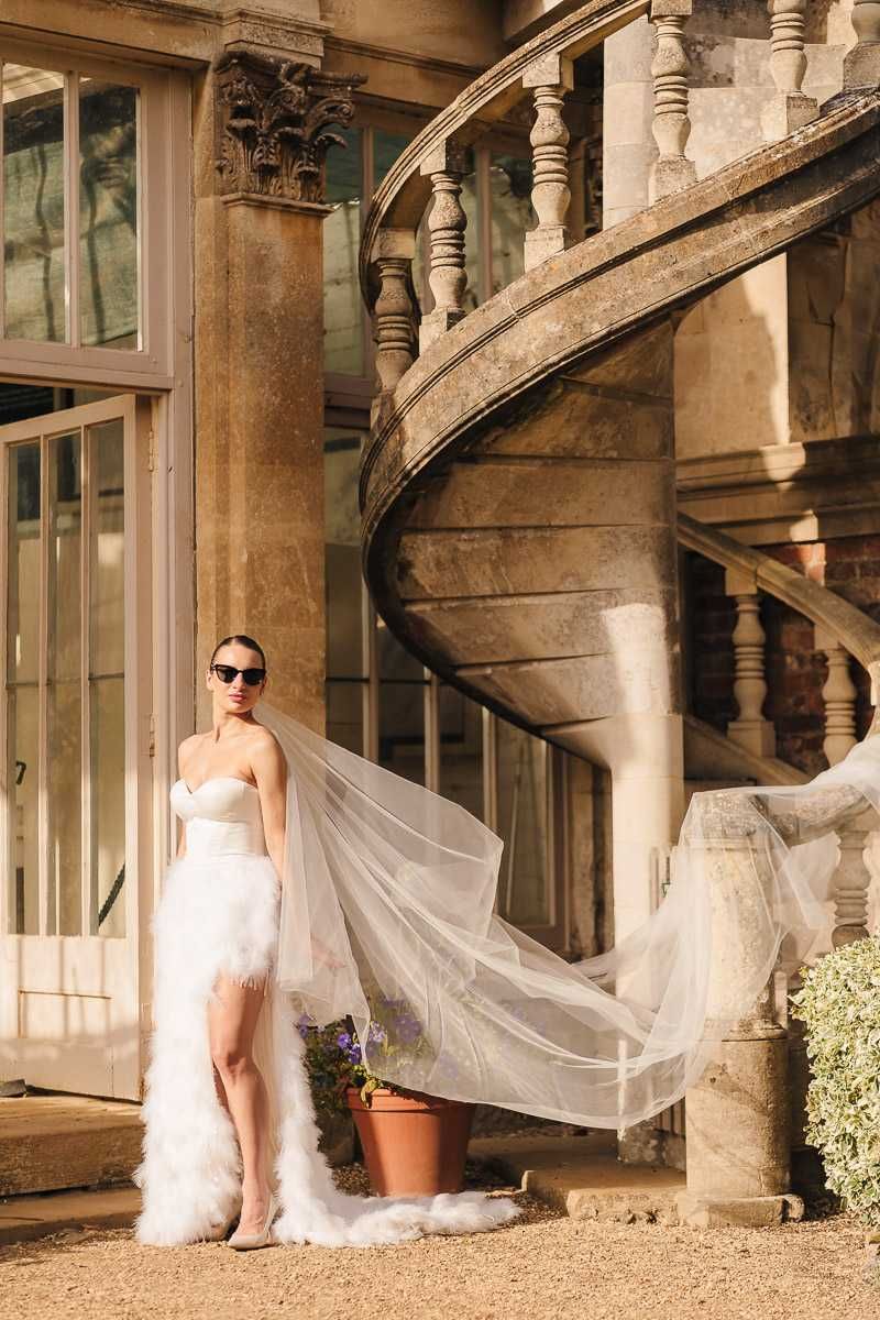 Suknia Ślubna z piórami Katy Corso Couture 2022 Paloma S pióra tren