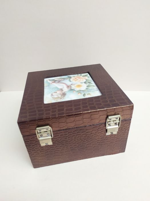 Caixa/guarda joias com possibilidade de mudar imagem ou foto. Nova