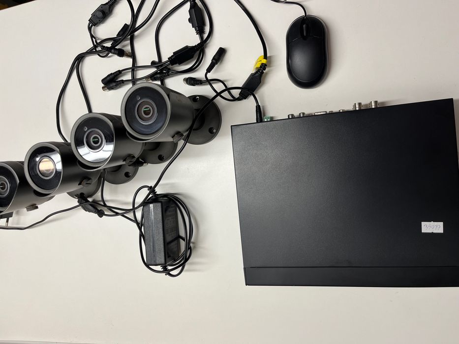 Zestaw 4 kamer plus rejestrator