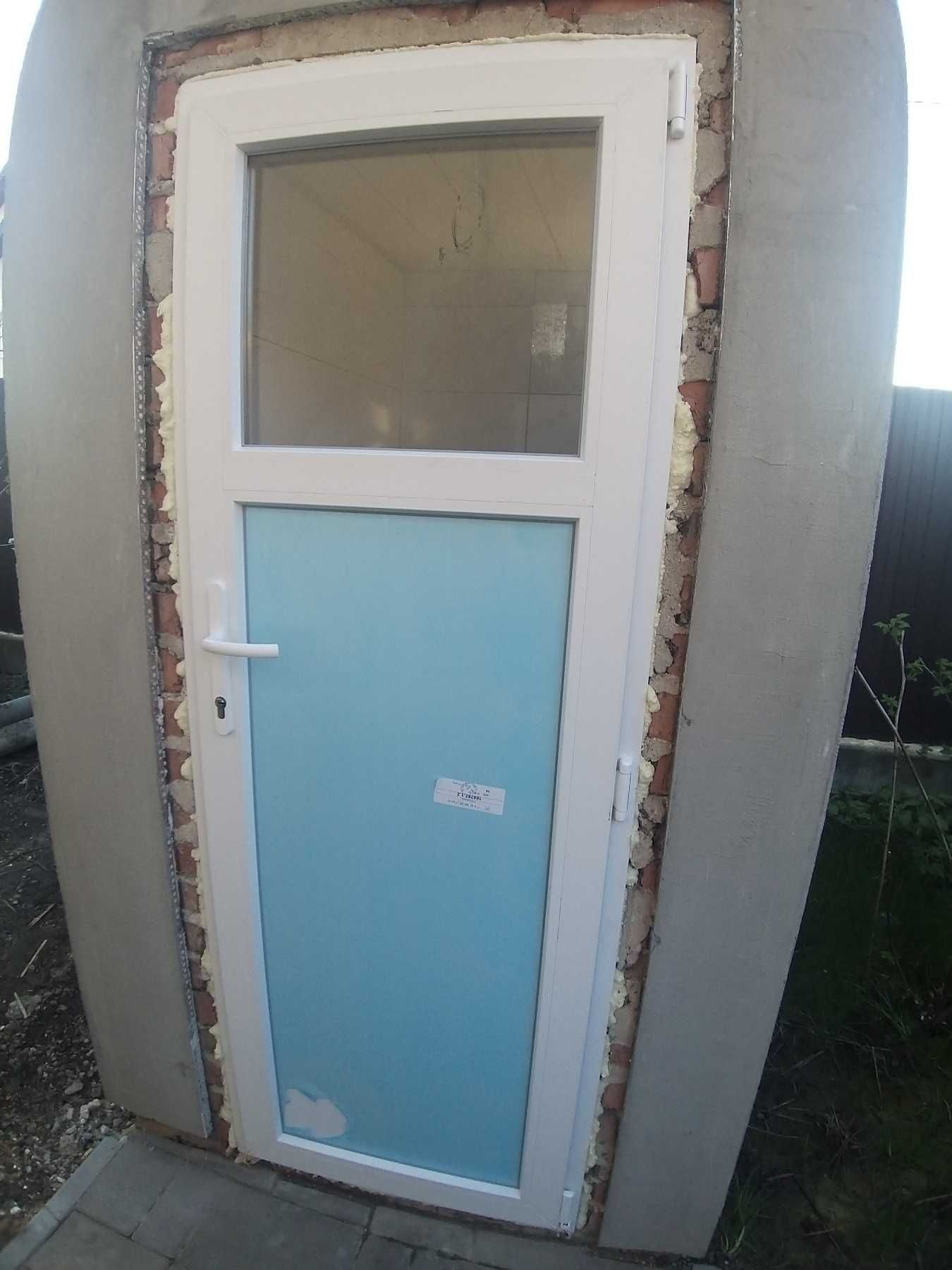 Нові двері в літній душ металопластикові двери