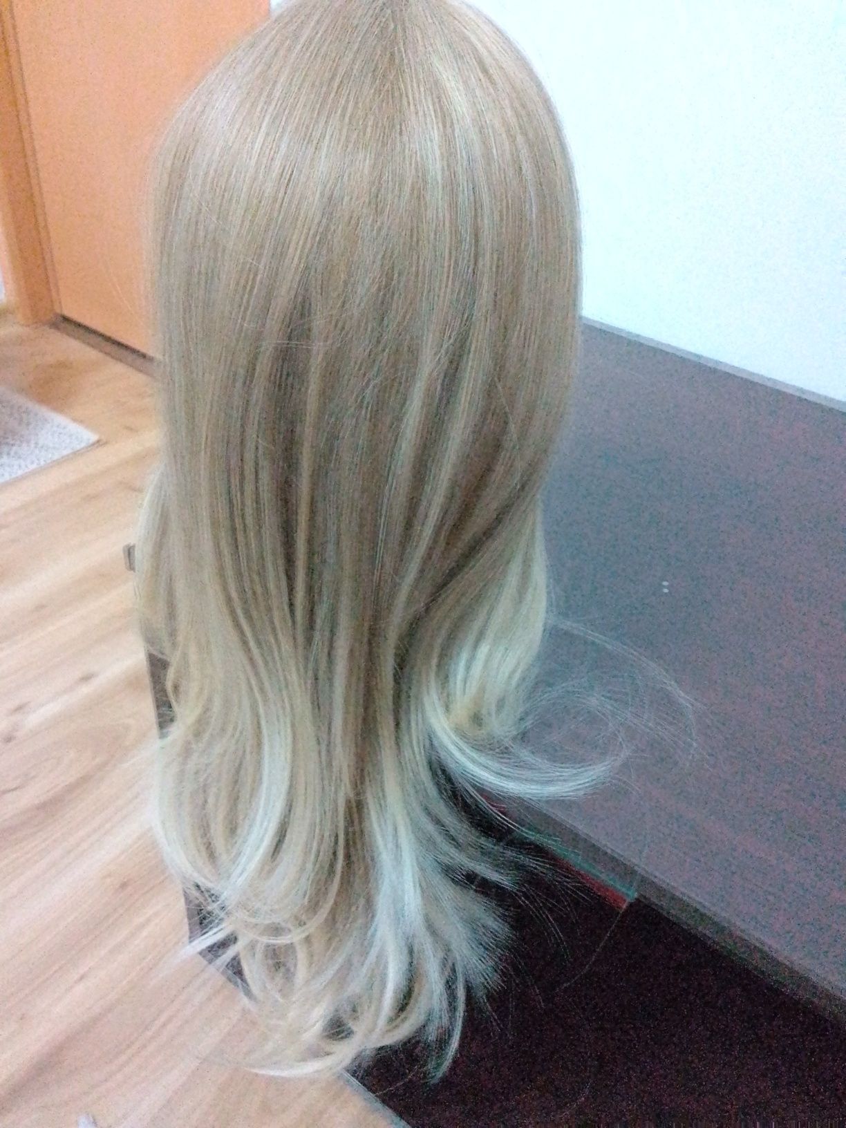 Długa peruka blond