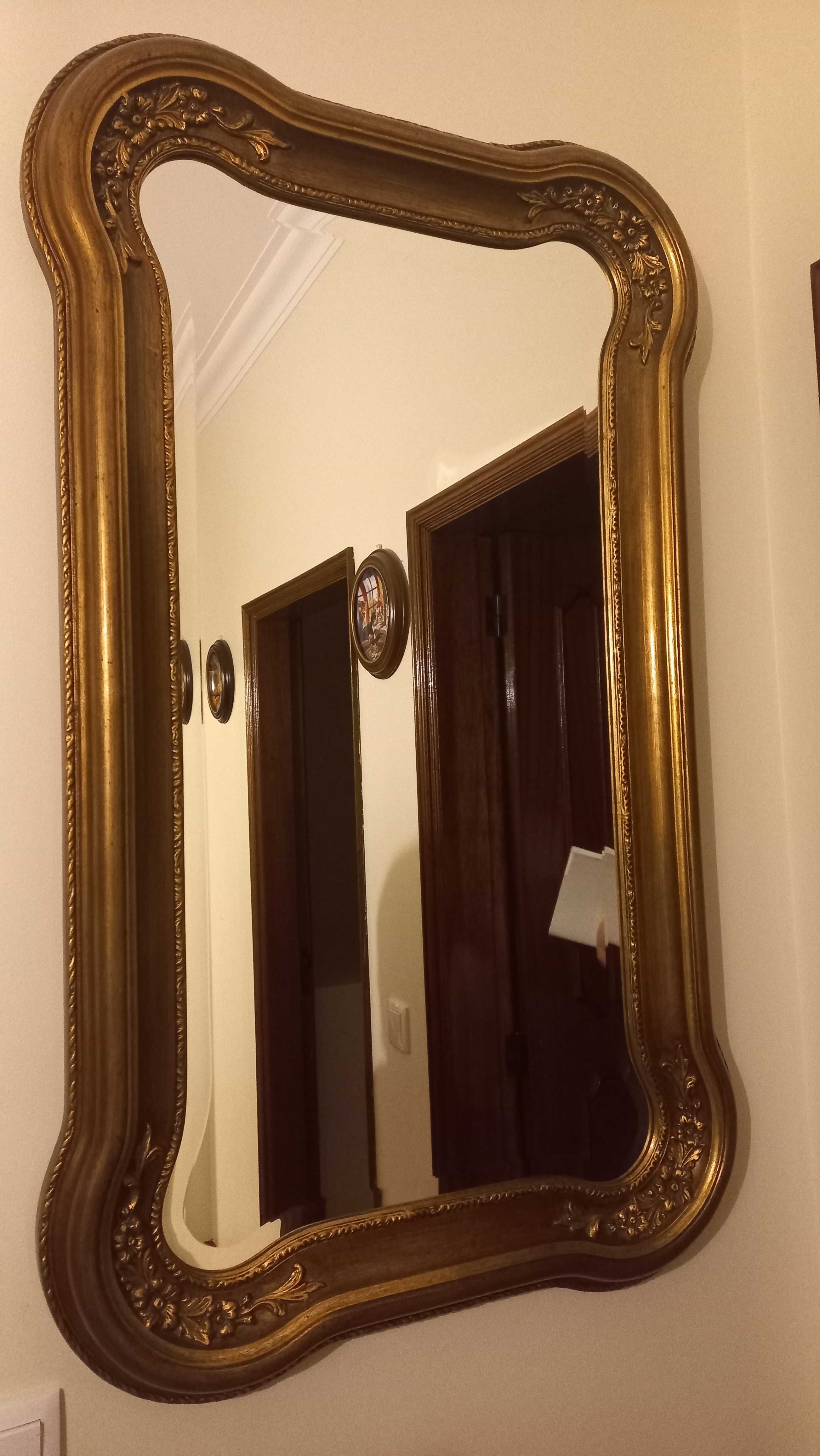 Mesa e espelho de entrada
