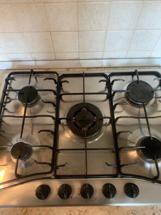 Кухонна раковина, варильна поверхня, духовка