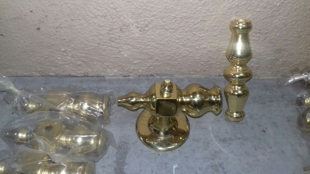 Fechadura e variadas peças latão decorativas