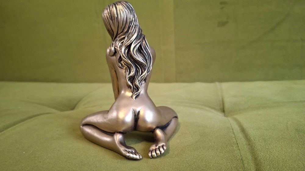 Statuetka nagich kobiet klęcząca