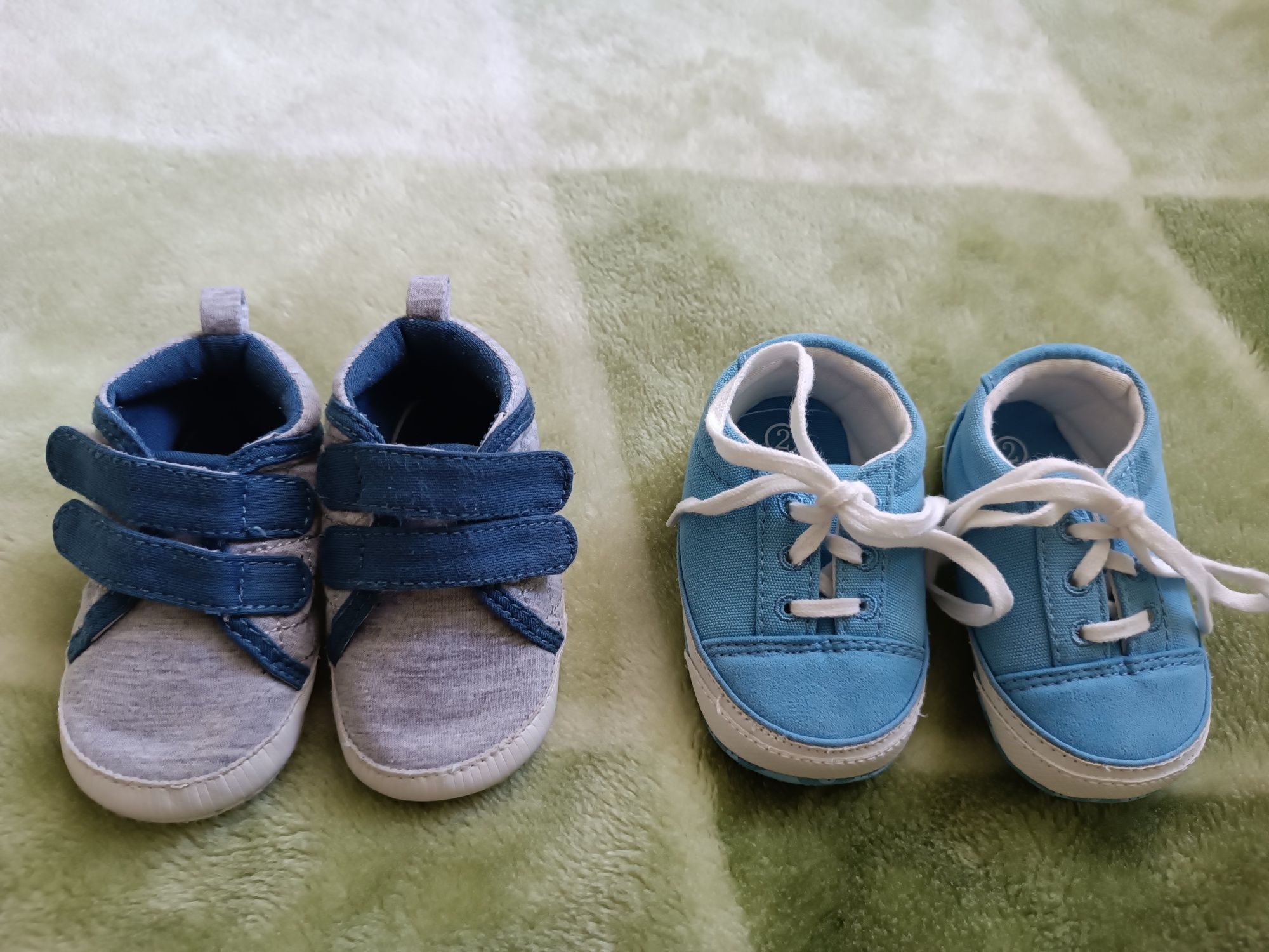 Zestaw dwóch par bucików niemowlęcych - niechodki