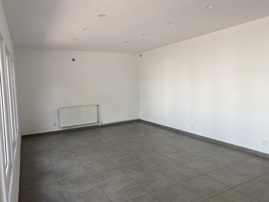 50m2 wejście z chodnika parking