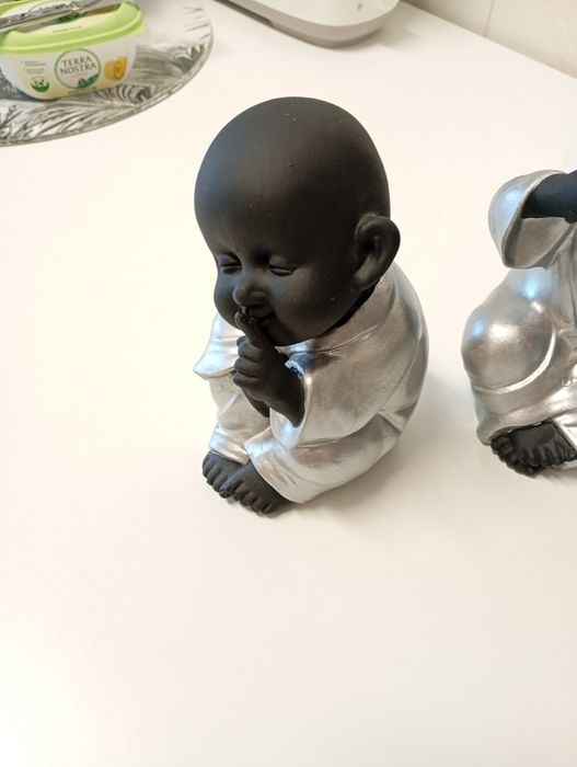 Conjunto de três monges budistas/ Novos.