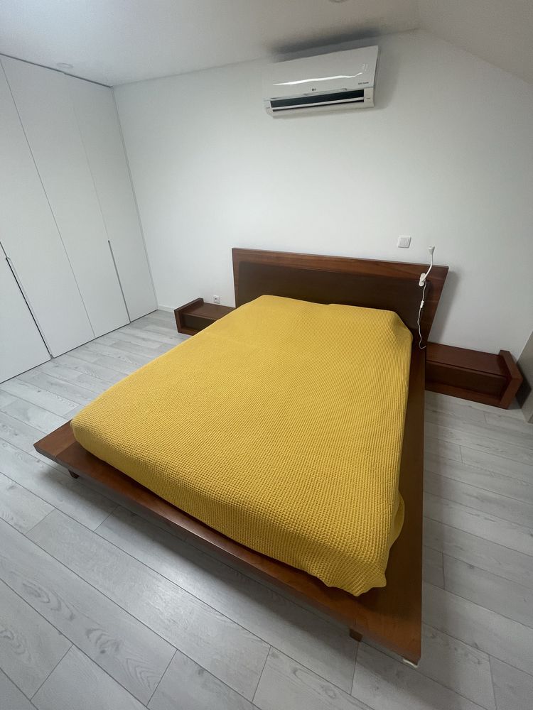 Cama com estrado e arrumação
