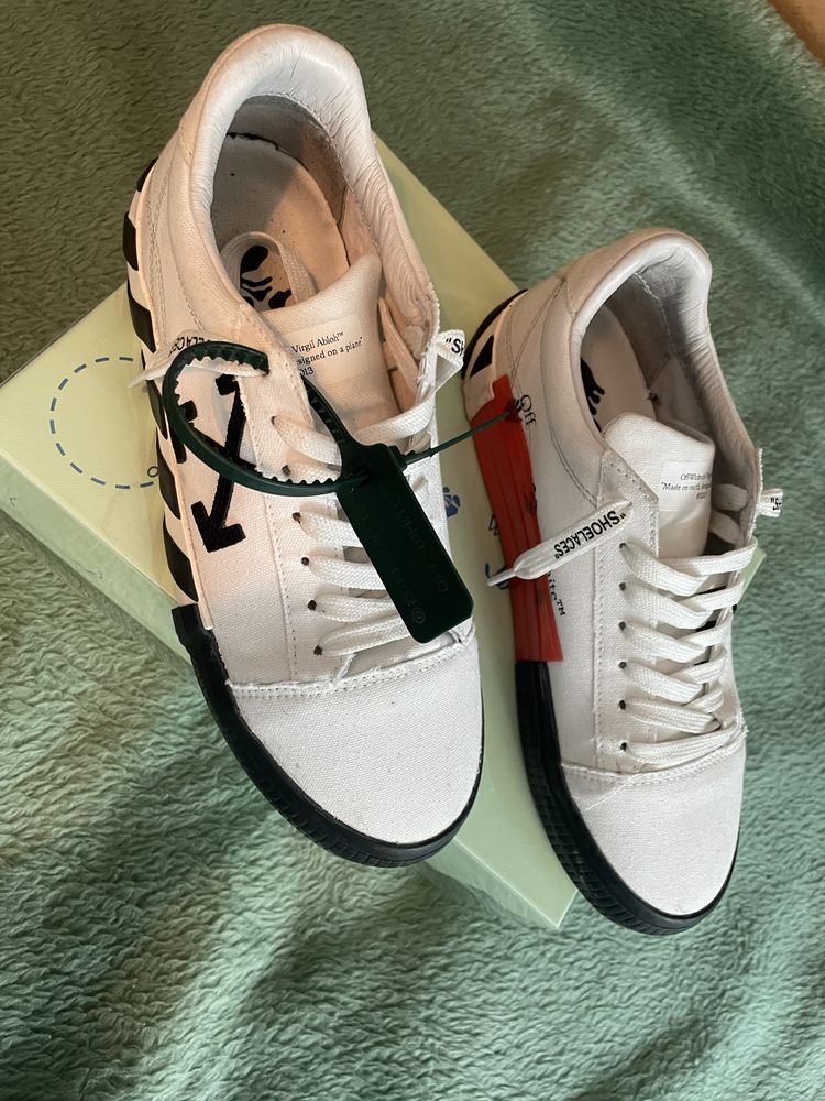 Off-white vulcanized low-top