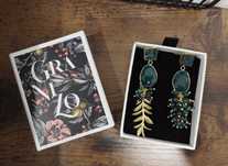 Brincos assimétricos Verde Esmeralda e Dourado