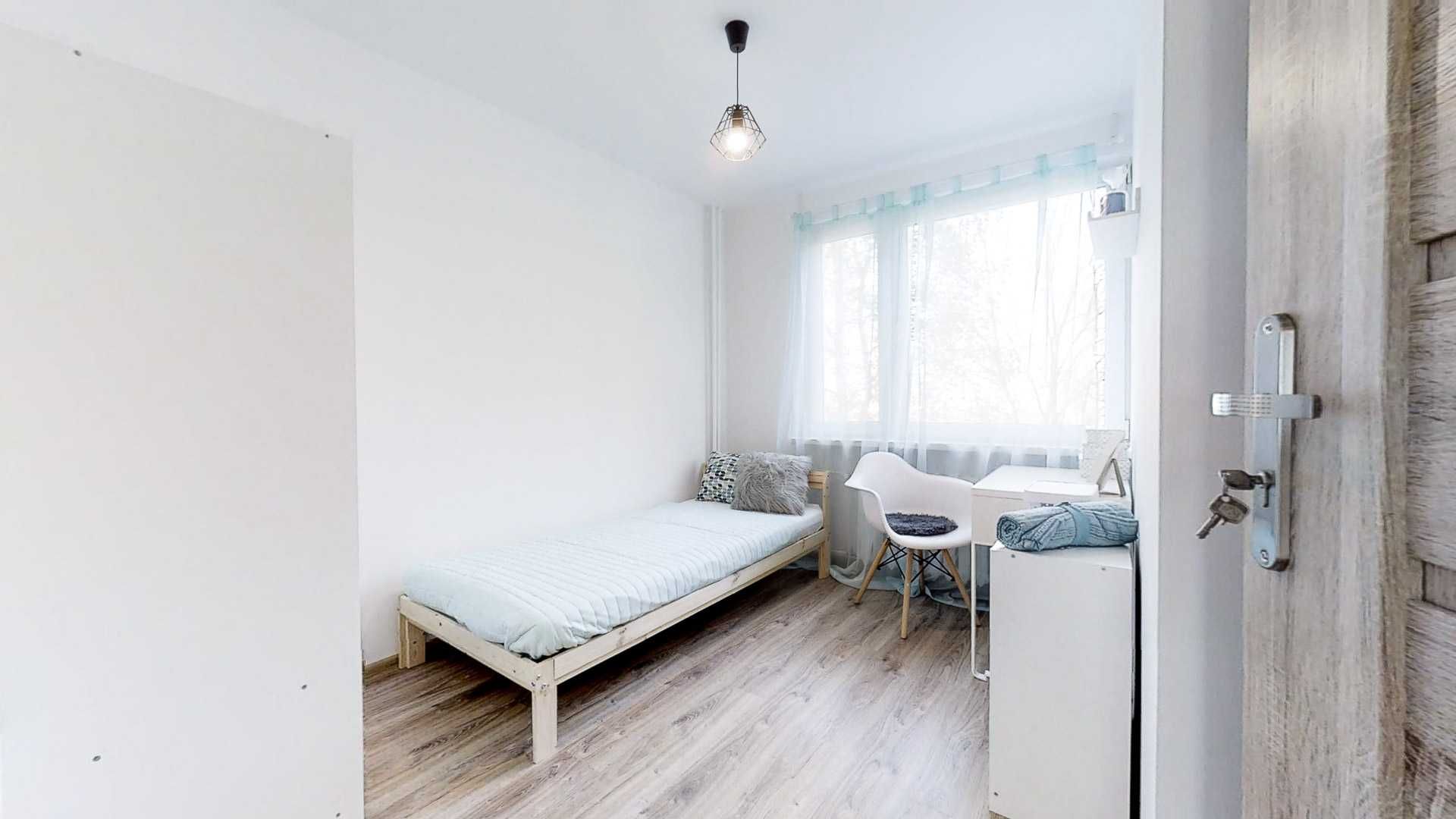Pokój od września- ul. Włoska, blisko tramwaj, sklepy