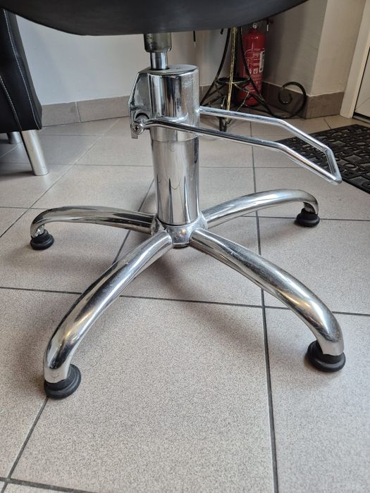 Sprzedam 2 fotele fryzjerskie