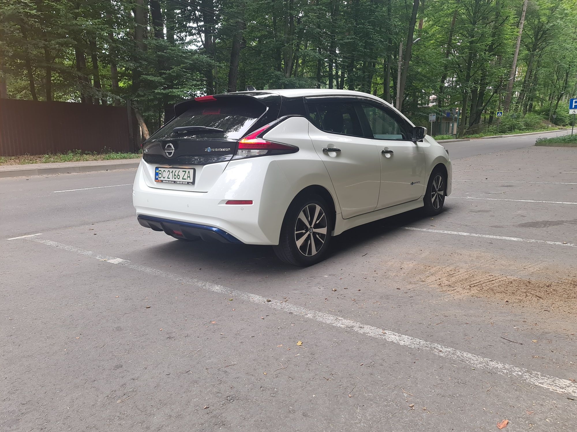 Nissan Leaf білий 40