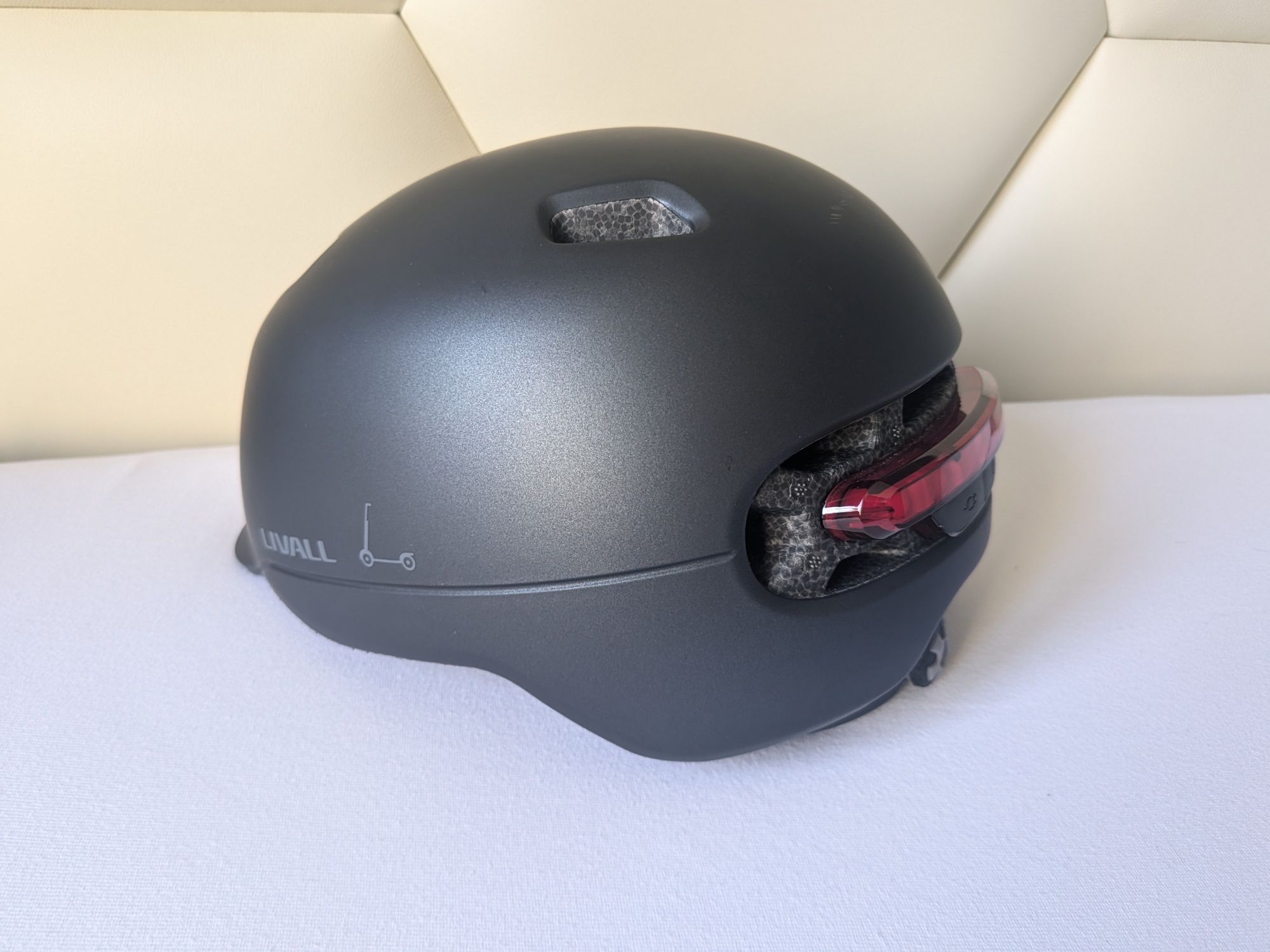 Livall C20 Kask z LED na Hulajnogę / Rowerowy / Rolki /  Czarny