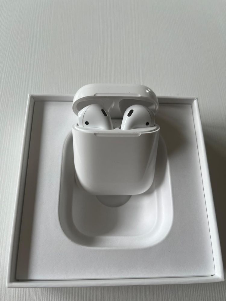 Słuchawki Apple AirPods z etui ładującym (2. generacja)