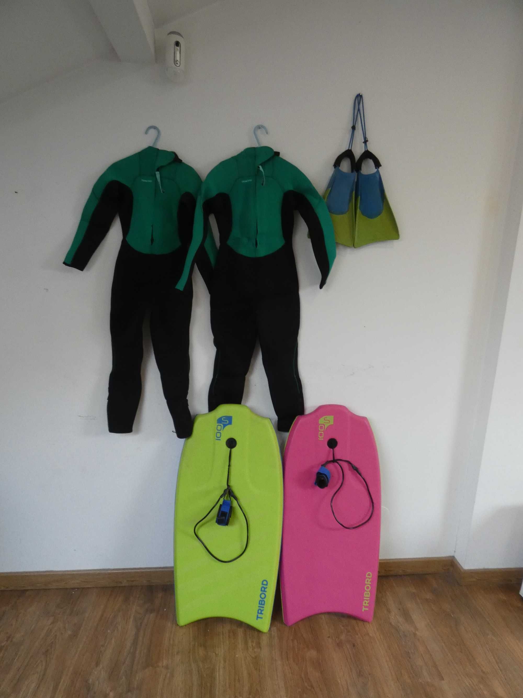 Fatos, pés de pato e prancha de bodyboard Tribord para criança