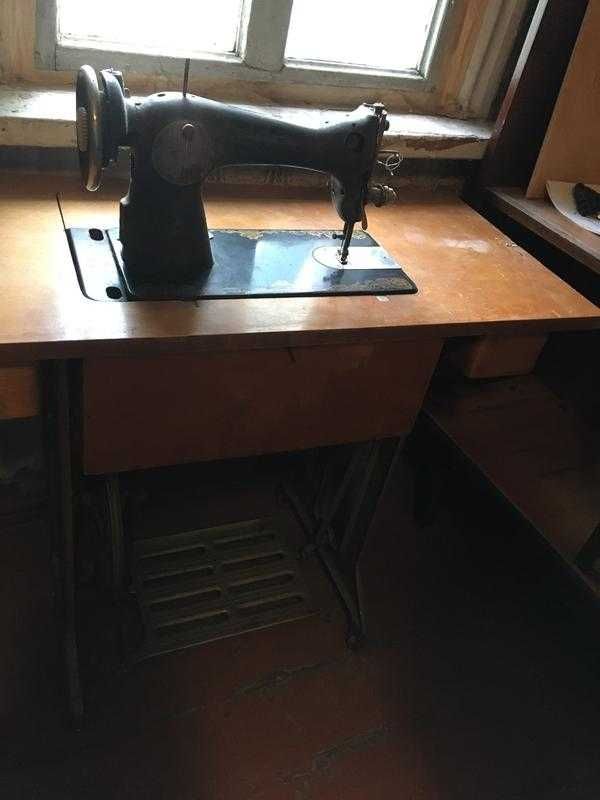 старая советская швейная машинка