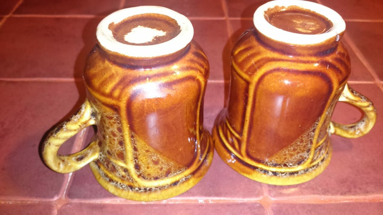 Кофейные чашки и ваза