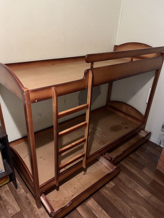 Двохярусне деревʼяне ліжко