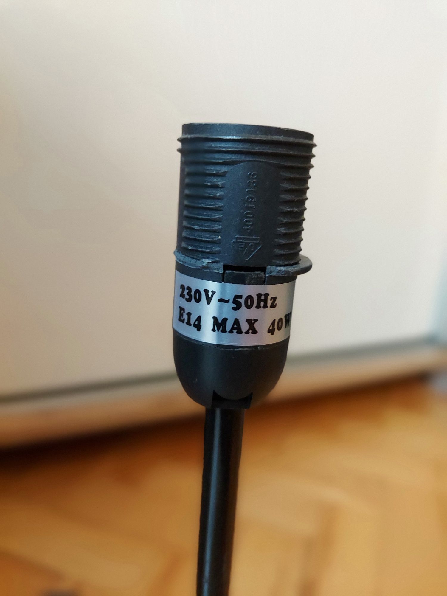 Lampa czarna na stół