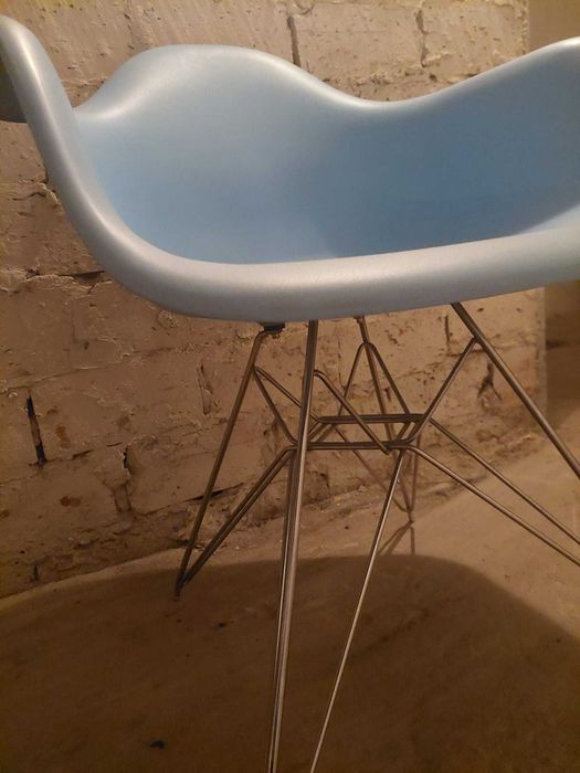 Krzesło gięte w niebieskim kolorze