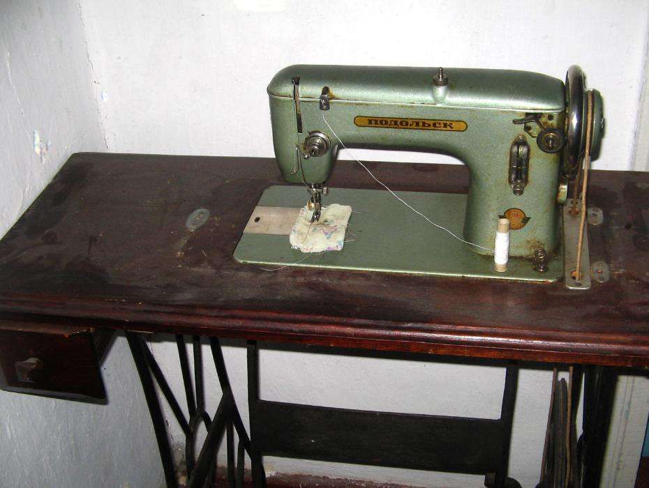 Швейная машинка Подольск (ножная) со столом