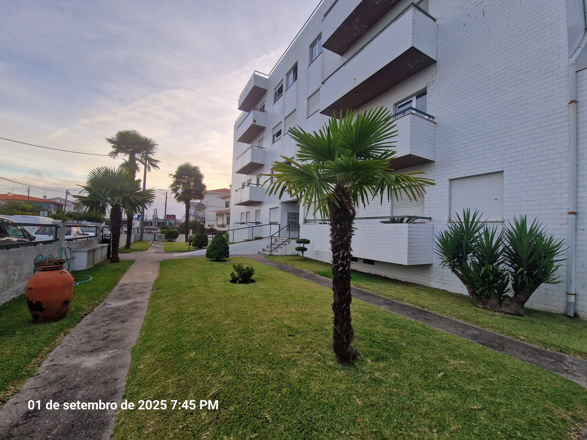 T2 Mobilado com Marquise Envidraçada + Garagem