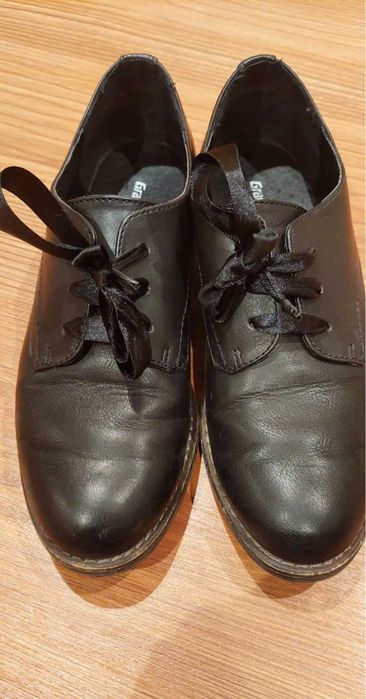 Sapatos com cordões de cetim pretos