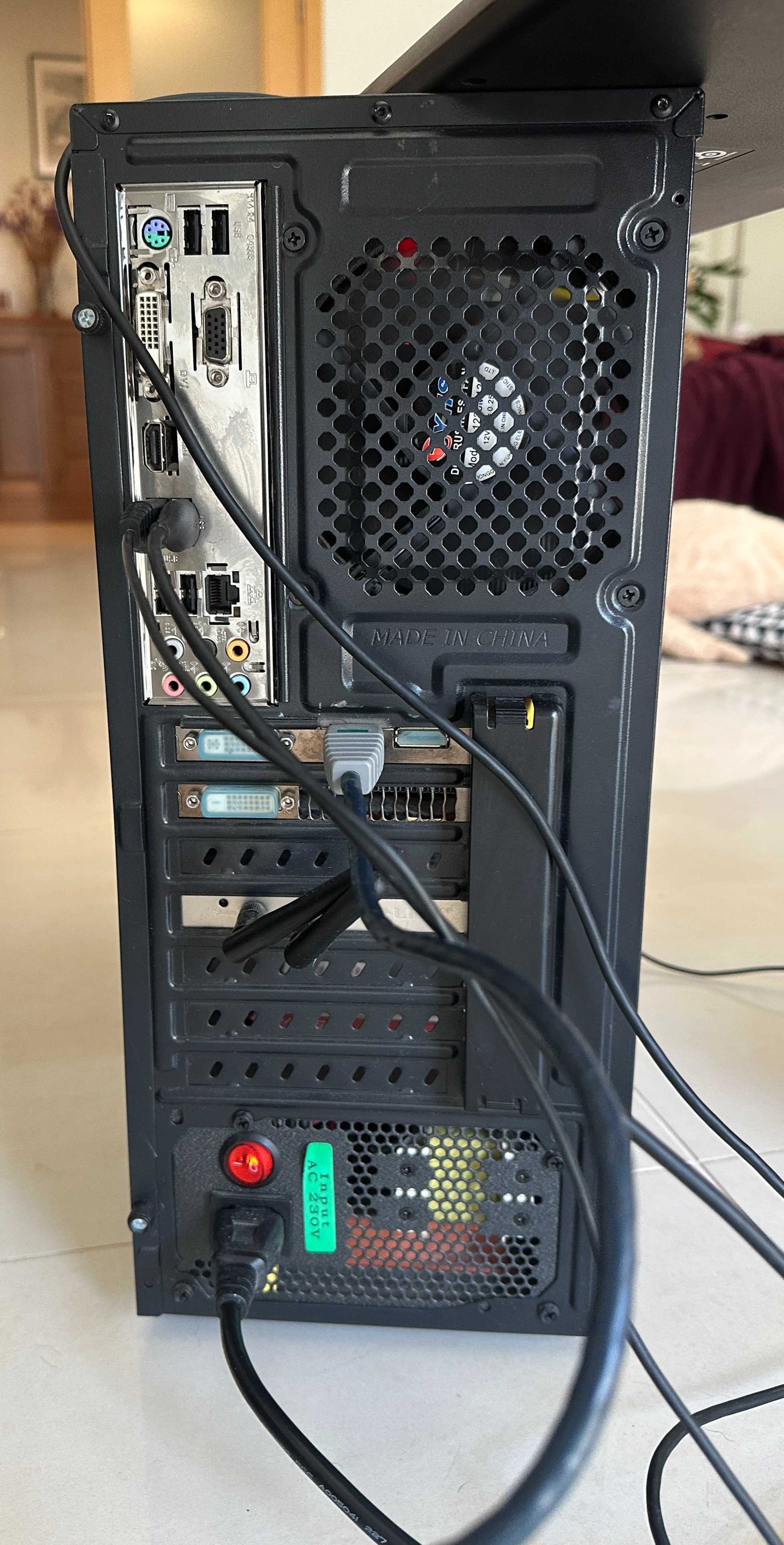 Computador com i7, 16GB RAM, Gráfica GTX e SSD + teclado e rato