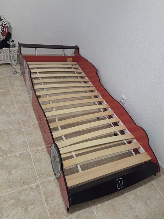 Cama criança em carro bom estado