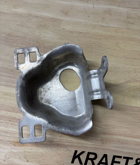 A2136260000 Кронштейн переднього бампера